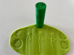 obtiskovaci-valecek-kvetiny-a-motyli