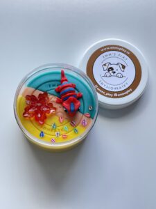 domaci-modelina-3D-figurka-chameleon-cerveny