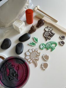 smyslovy-box-vykopavky-s-dinosaury