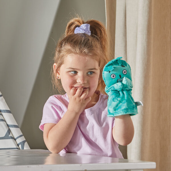 97394 FF Hand Puppets LS5 Web 1