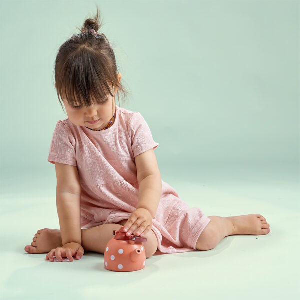 MT7533 Polka dot ketttle girl